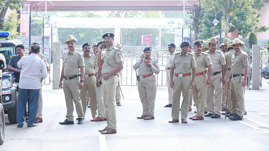 <div class="paragraphs"><p>ತುಂಗಭದ್ರಾ ಜಲಾಶಯದ ಪ್ರವೇಶ ದ್ವಾರದಲ್ಲಿ ಪೊಲೀಸರ ನಿಯೋಜನೆ</p><p></p></div>